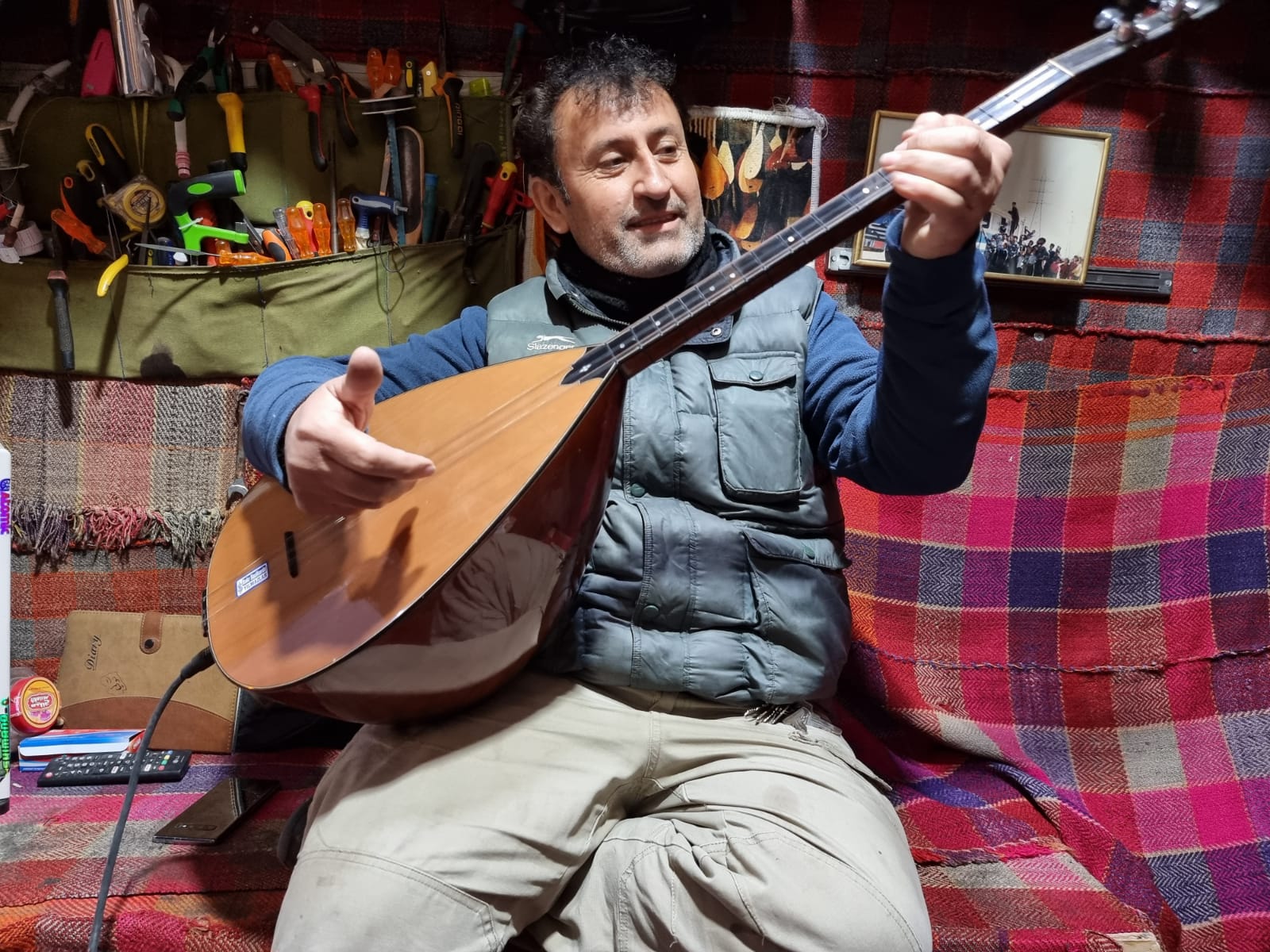 Bakr Sazvan (pictured) owns a shop for saz instruments in Erbil citadel. (Photo: Wladimir van Wilgenburg) 